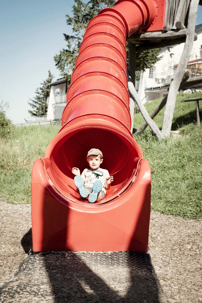 Familie mit Kinder am Spielplatz 6