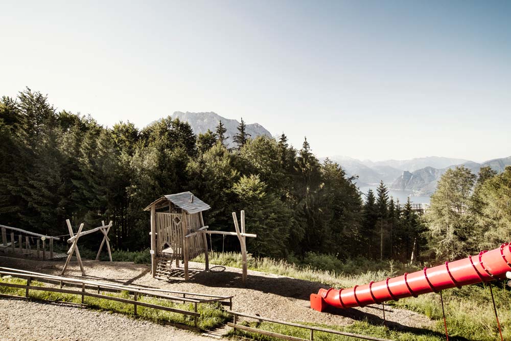 Familie mit Kinder am Spielplatz 2