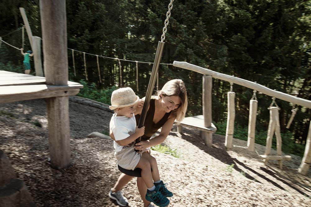 Familie mit Kinder am Spielplatz 4