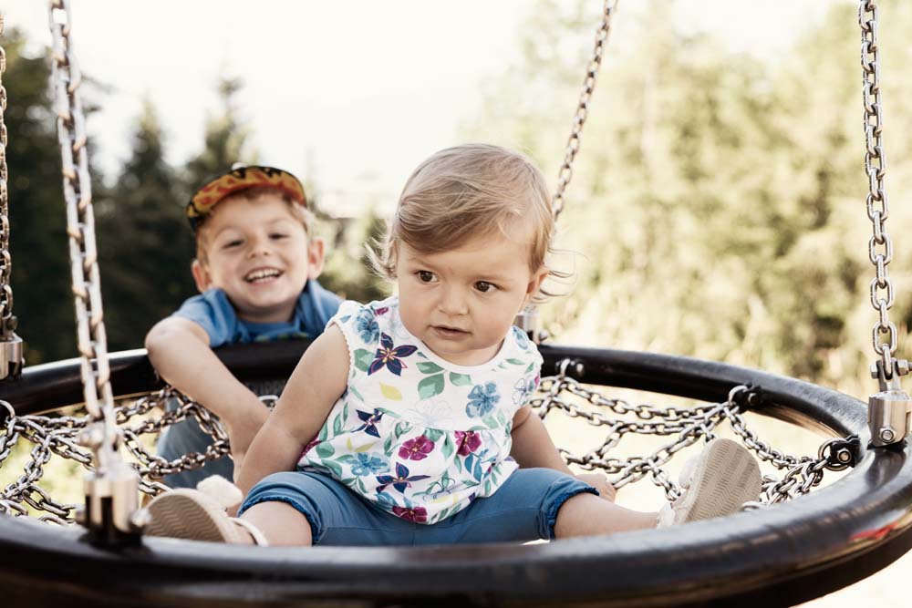 Familie mit Kinder am Spielplatz 3