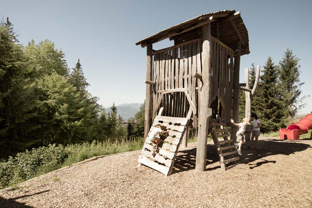 Familie mit Kinder am Spielplatz 5