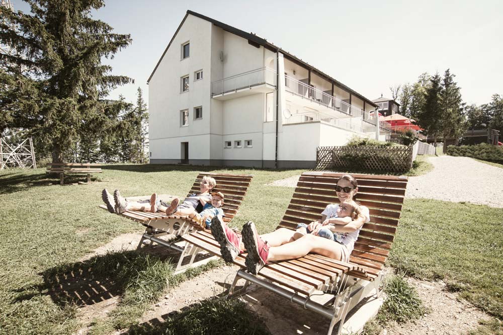 Familie mit Kinder am Spielplatz 7